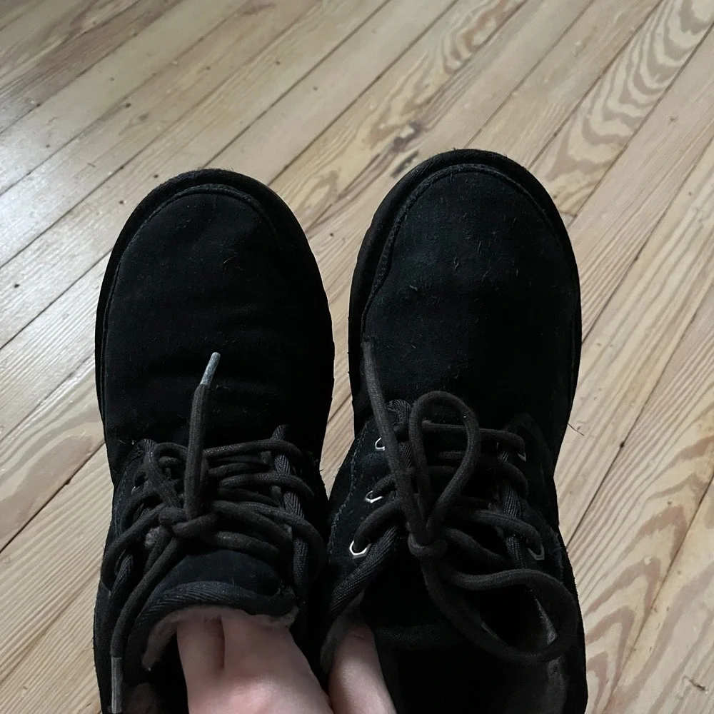 UGG Neumel Chukka Boots Mens 9 Black Suede Lace Up Sheepskin Lined 3236 comfort